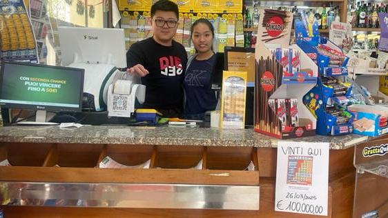 Il figlio del titolare del bar con la moglie