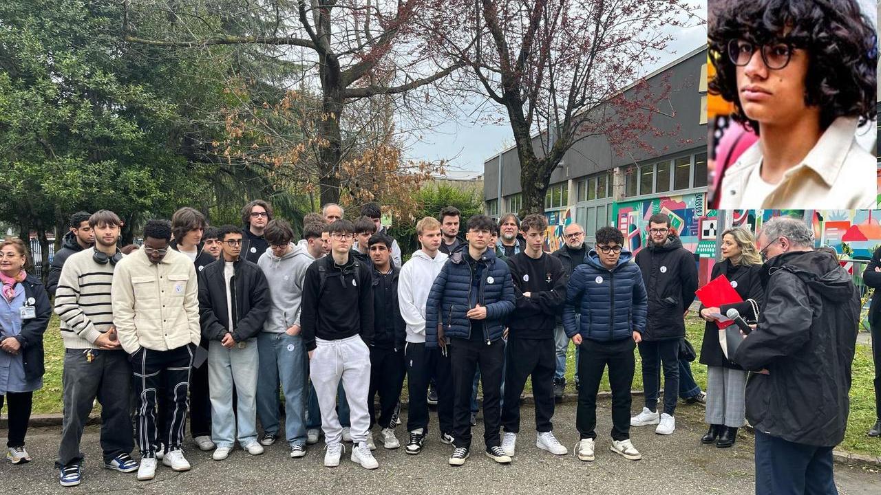 Il ricordo nel cortile dell'istituto Levi di Vignola del giovane Manoel de Oliveira Bastos (nel riquadro)