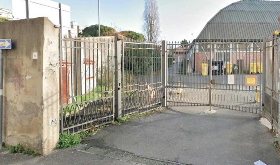 
	L'uscita del liceo dove si sono verificati i fatti (foto d'archivio)

