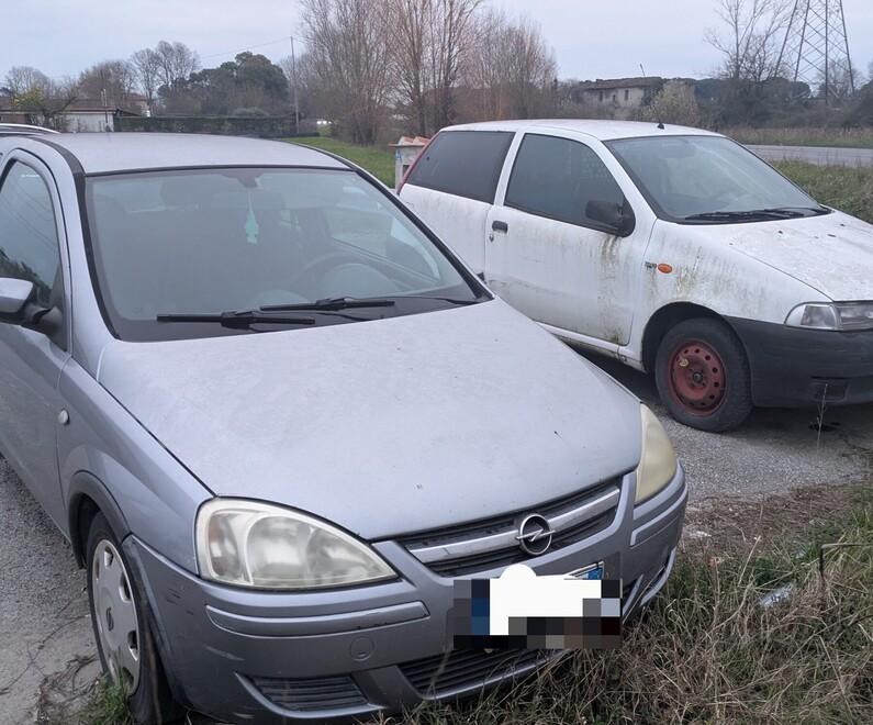 Auto abbandonate nel parcheggio a Chiesanuova, chiesta la rimozione