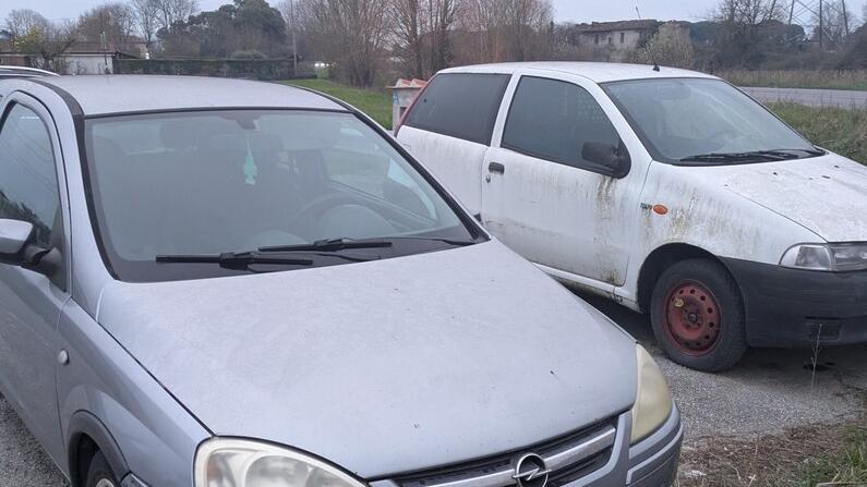 Auto abbandonate nel parcheggio a Chiesanuova, chiesta la rimozione