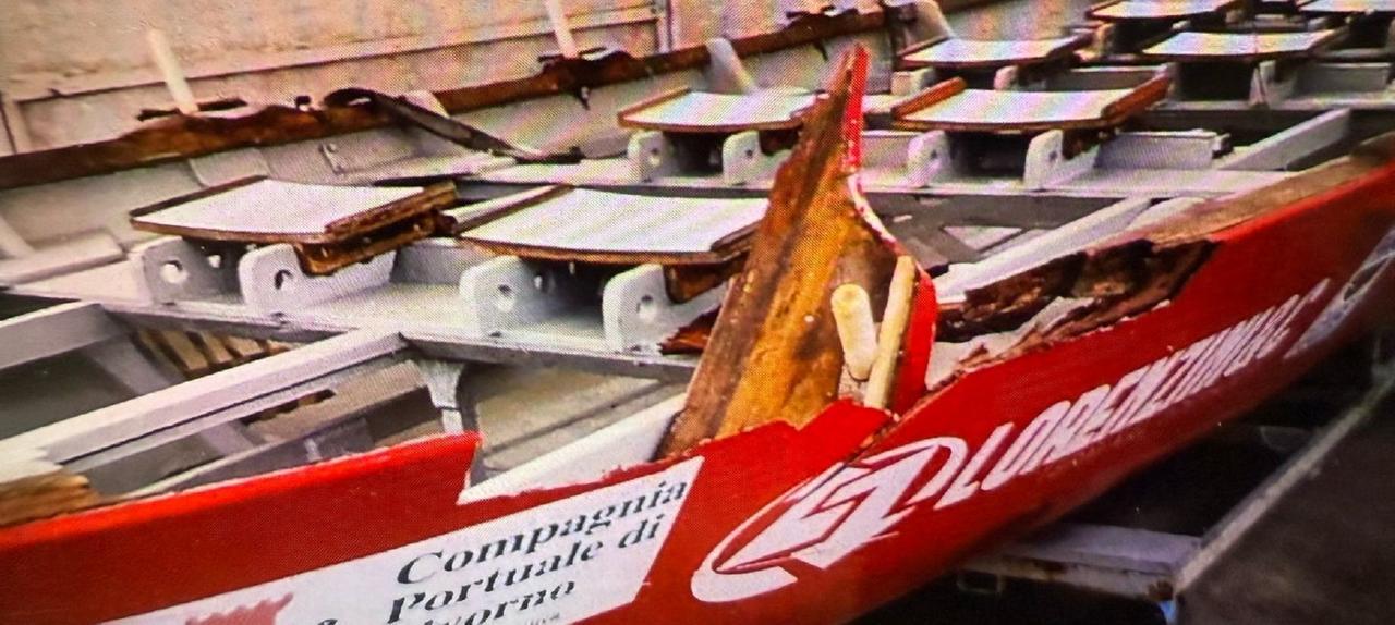 Livorno, gozzo del Venezia rotto dopo un incidente. Il Labrone: «Li aiutiamo noi»