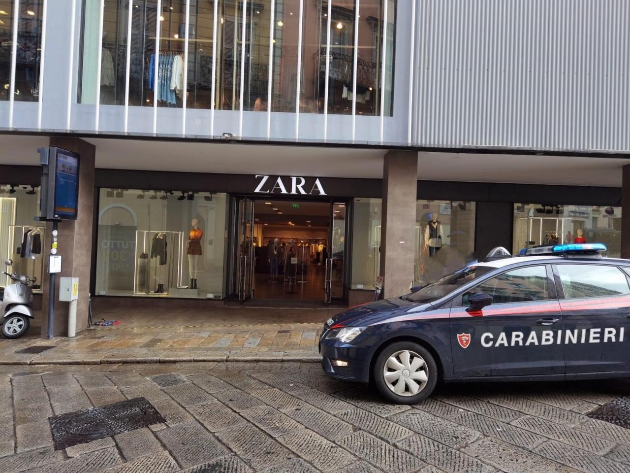 Agenti dei Carabinieri in Piazza Azuni nel negozio di Zara