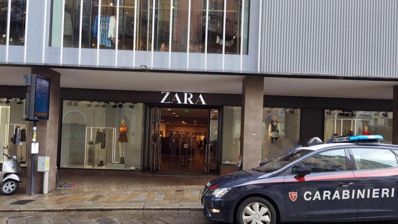 Agenti dei Carabinieri in Piazza Azuni nel negozio di Zara