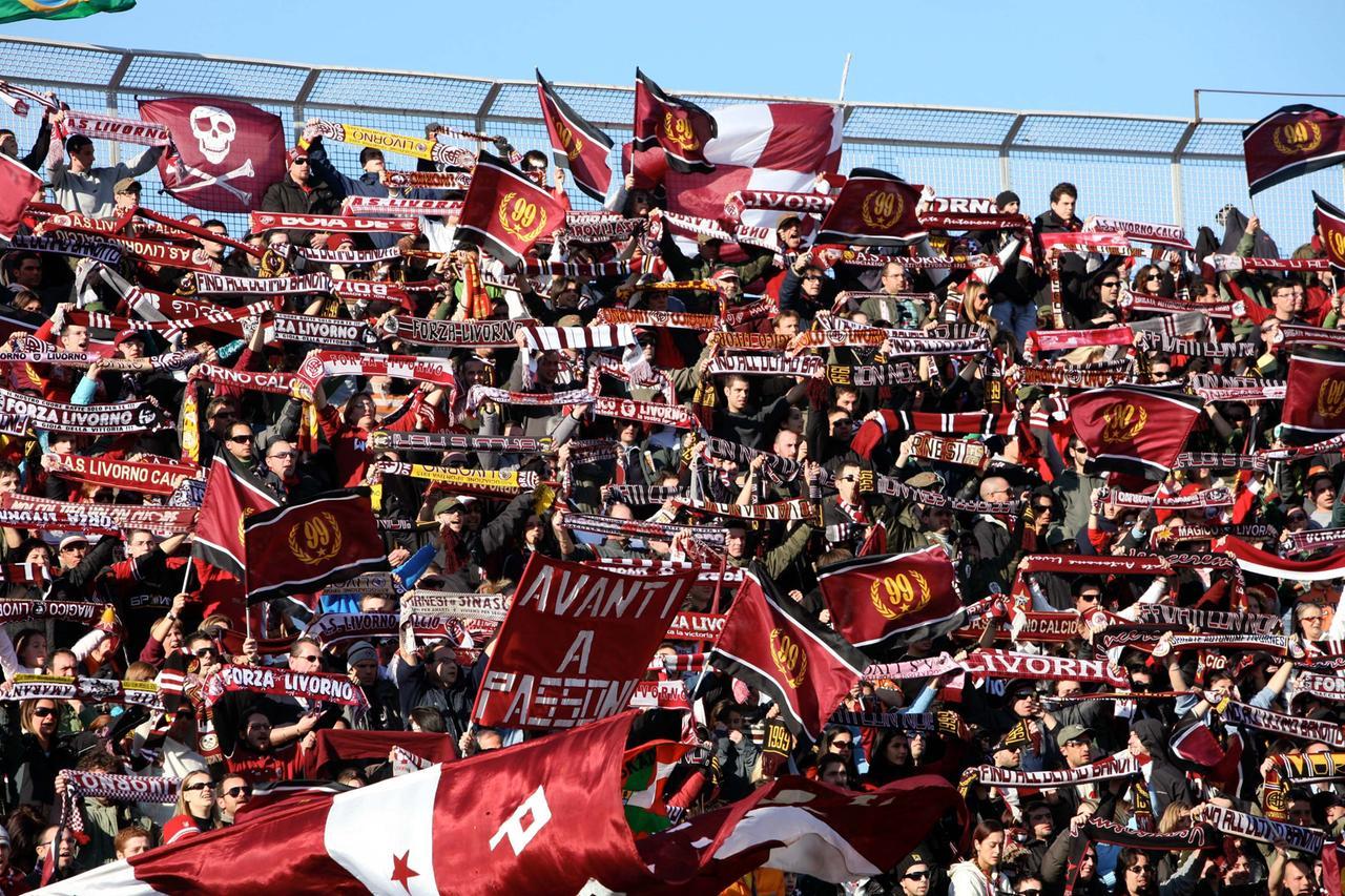 Il Livorno gioca in anticipo: a Seravezza in campo domani sera alle 20,30. Il club amaranto: «Ci auguriamo che la trasferta sia autorizzata»