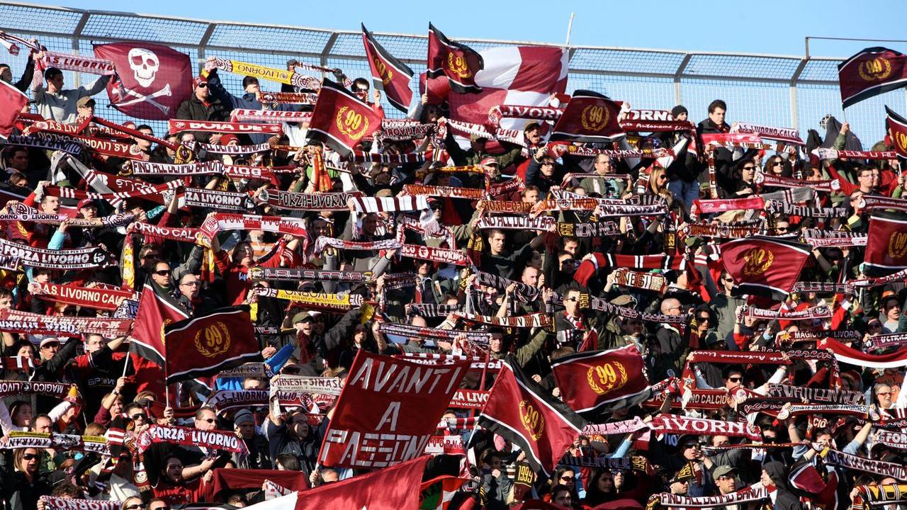 Il Livorno gioca in anticipo: a Seravezza in campo domani sera alle 20,30. Il club amaranto: «Ci auguriamo che la trasferta sia autorizzata»