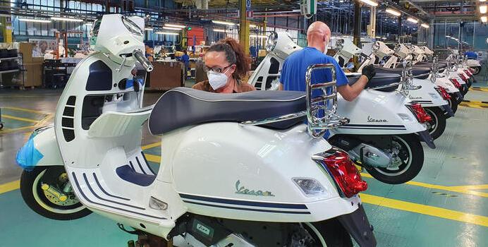 
	Operai al lavoro sulla linea di montaggio della Vespa alla Piaggio di Pontedera

