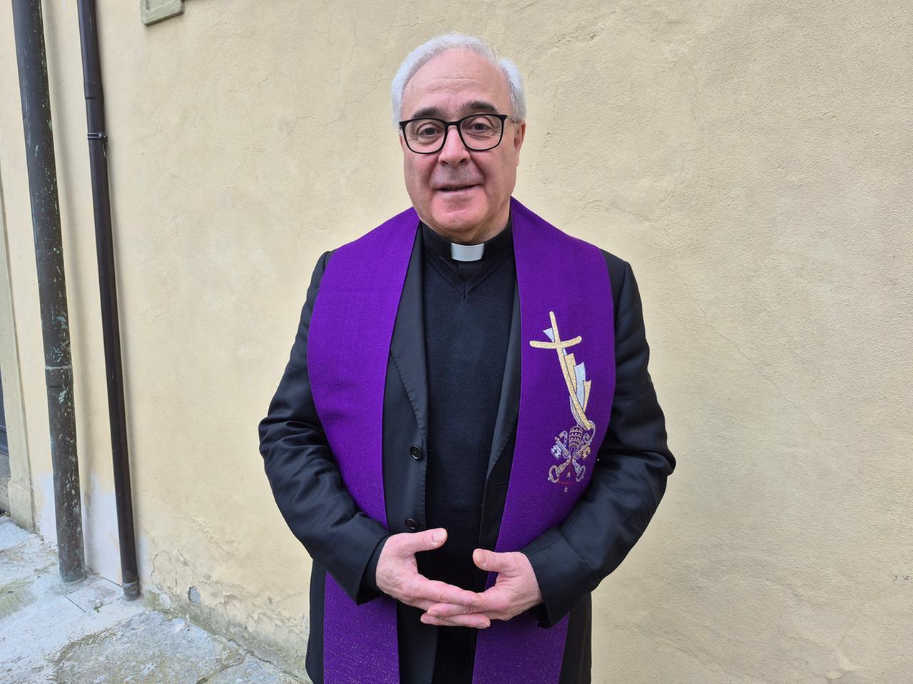 
	Monsignor Daniele Scaccini con la stola da lui disegnata

