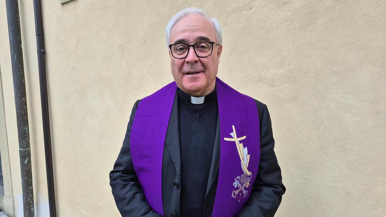 Monsignor Daniele Scaccini con la stola da lui disegnata