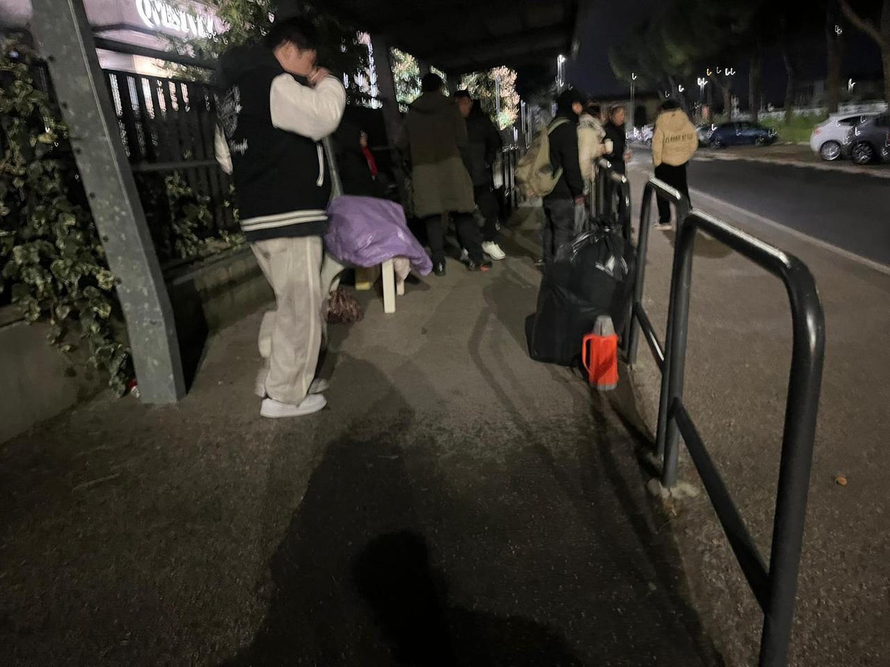 
	Stranieri in coda di notte davanti alla Questura

