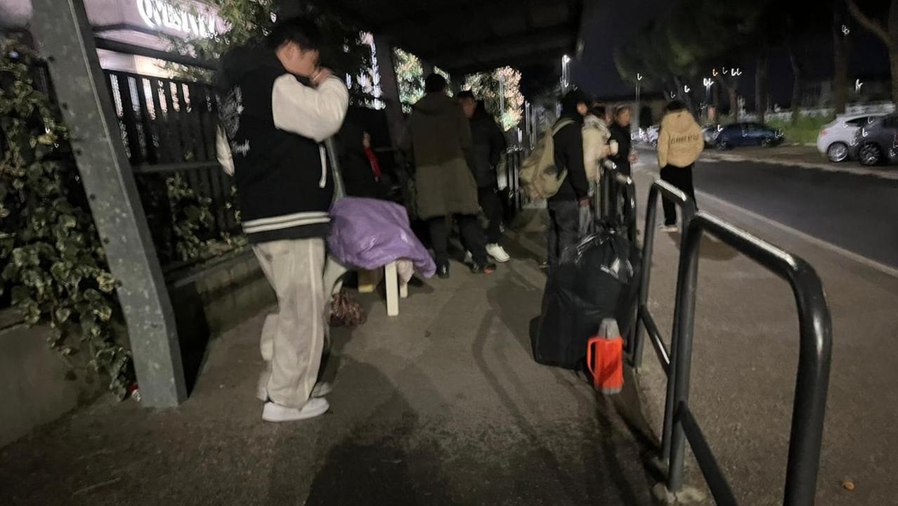 Stranieri in coda di notte davanti alla Questura