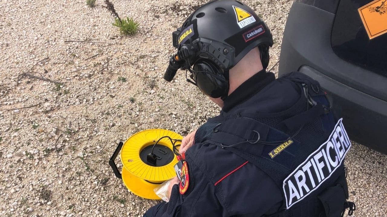 Scoperti 30 candelotti di dinamite nascosti nella vegetazione