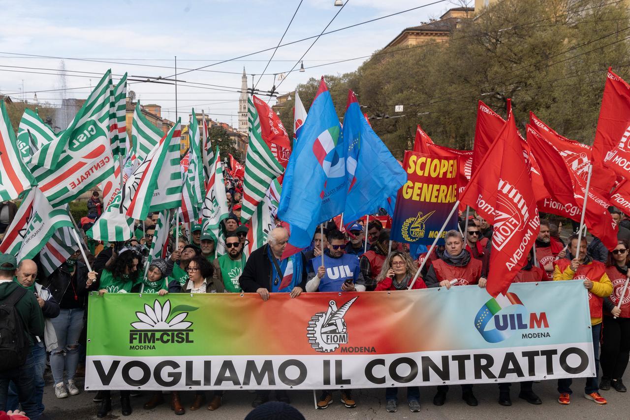 Metalmeccanici, oltre mille in corteo a Modena e alta adesione allo sciopero