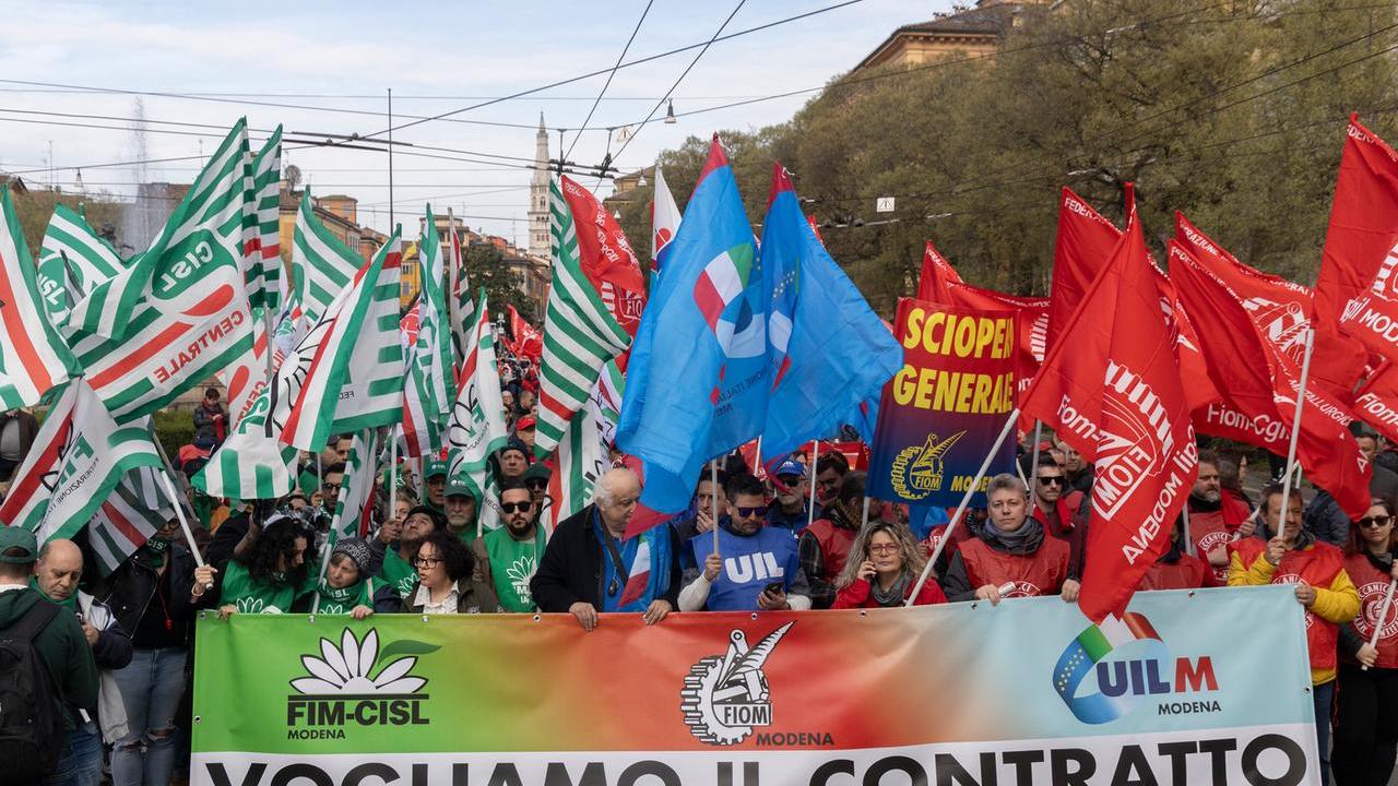 Metalmeccanici, oltre mille in corteo a Modena e alta adesione allo sciopero