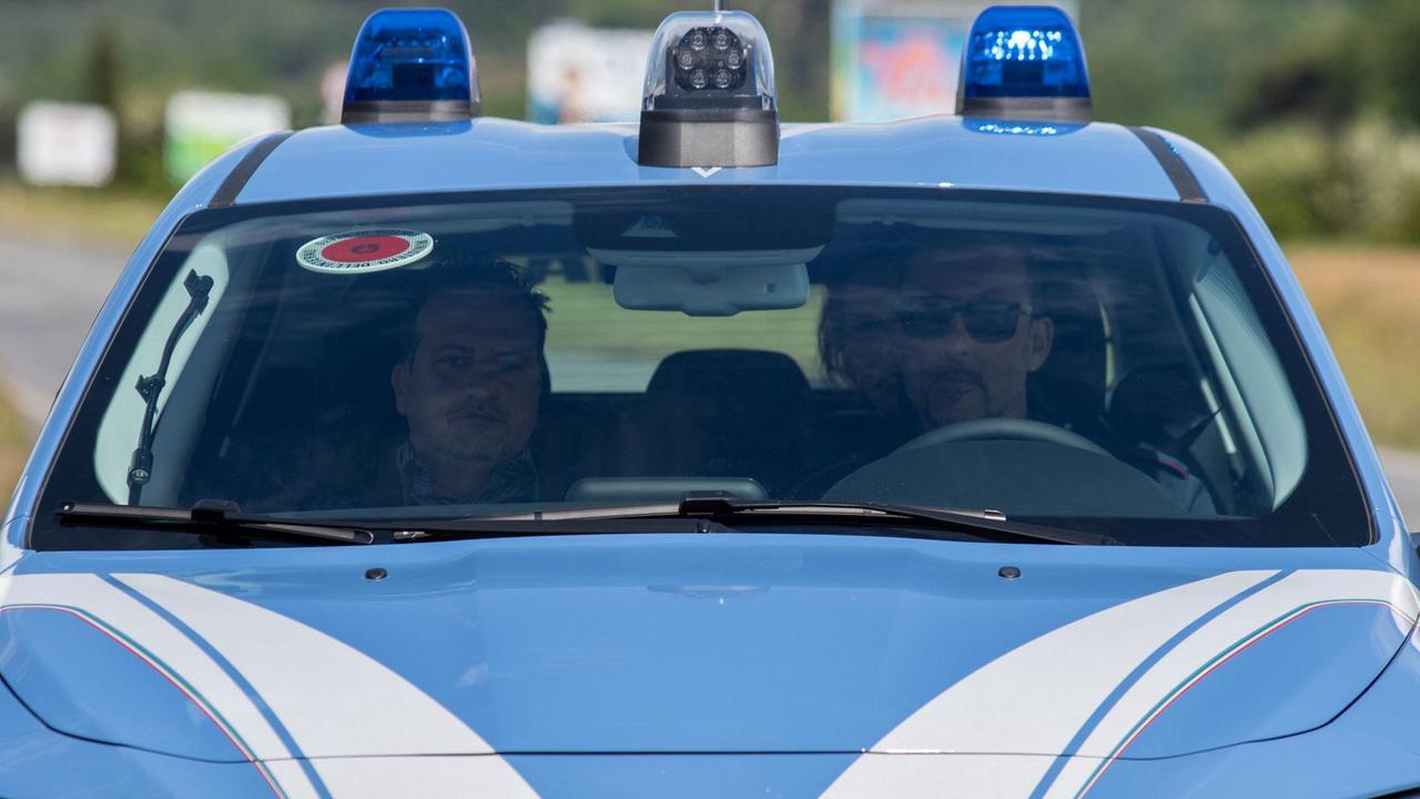 Una volante della polizia di Stato (foto d'archivio)