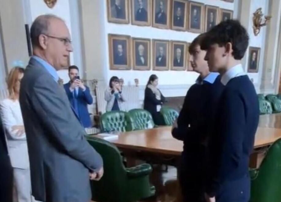 I lucchesi Alessandro e Vittorio, la meglio gioventù ricevuta dal ministro Valditara: il loro gesto e il premio – Video