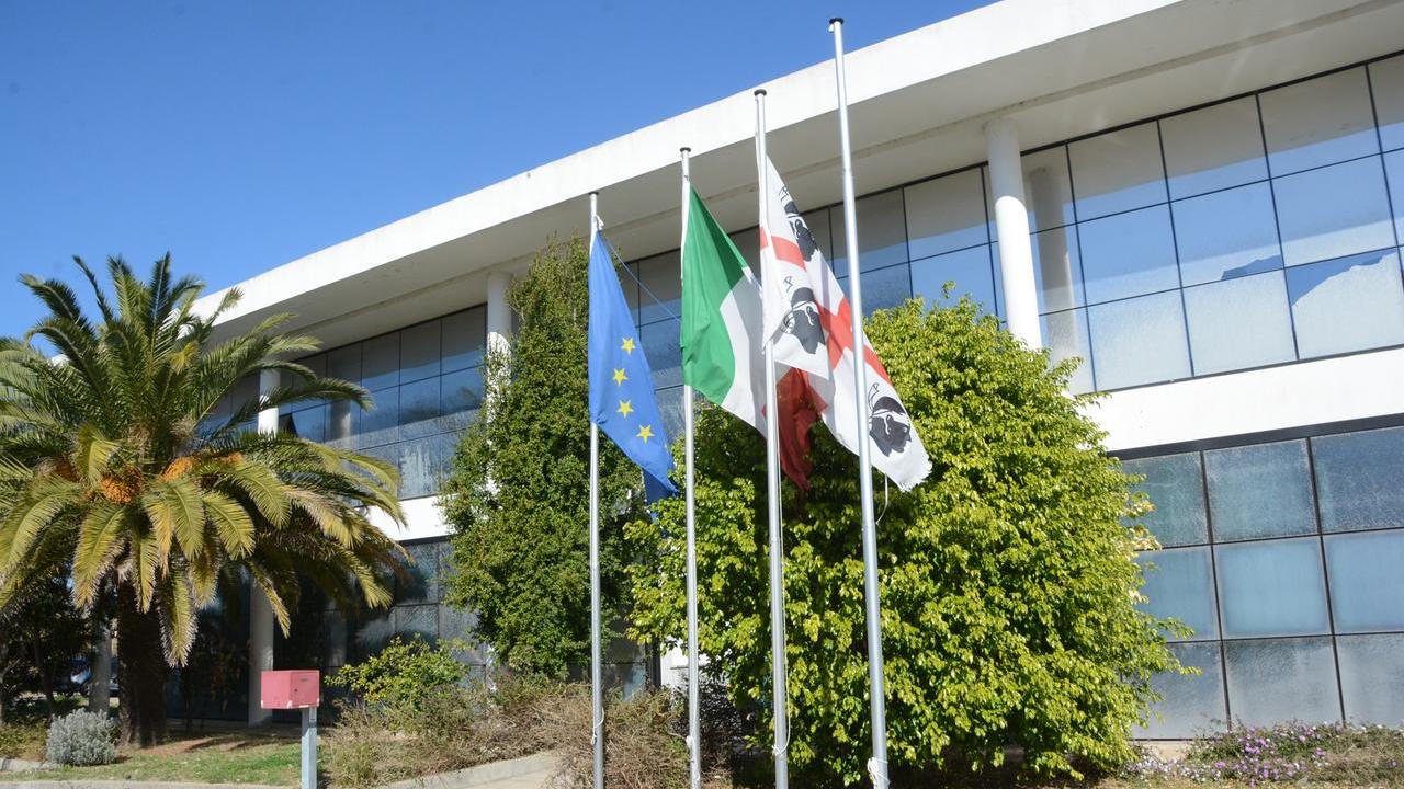 La storica sede della Provincia in via Nanni a Olbia