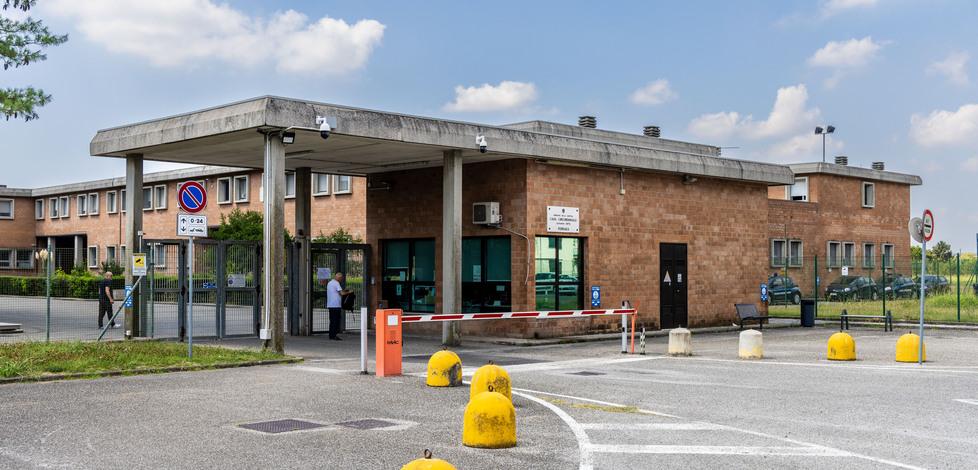Ferrara, detenuto agitato manda agente all’ospedale