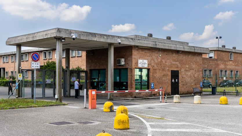 Ferrara, detenuto agitato manda agente all’ospedale