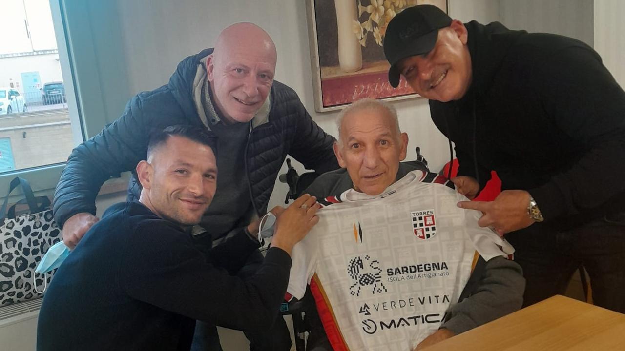 Visita a sorpresa di Gigi Scotto, il supertifoso ricoverato si commuove