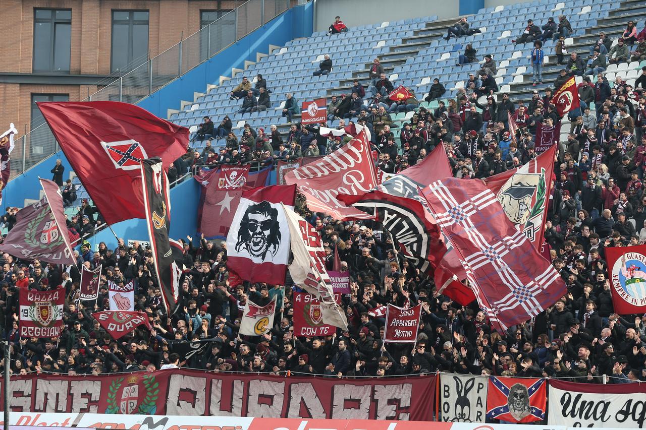 Sassuolo-Reggiana, oggi il corteo dei tifosi granata: «Difendiamo la reggianità»