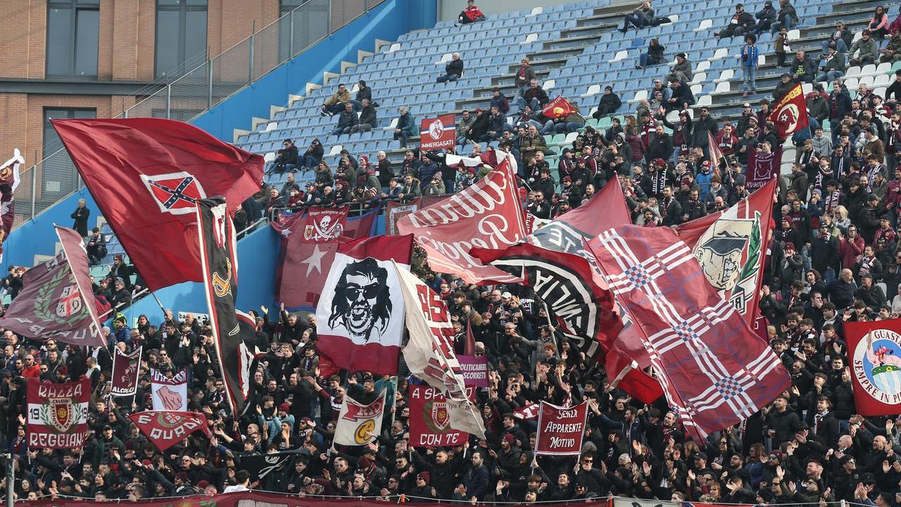 Sassuolo-Reggiana, oggi il corteo dei tifosi granata: «Difendiamo la reggianità»