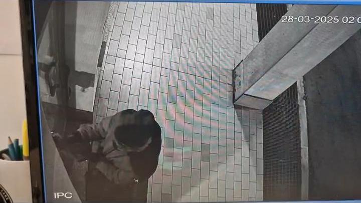 Reggio Emilia, terzo assalto contro la farmacia: il ladro usa la fiamma ossidrica