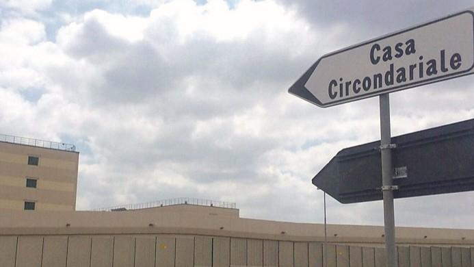 Minaccia e tenta di rapinare il nonno: arrestato un 26enne