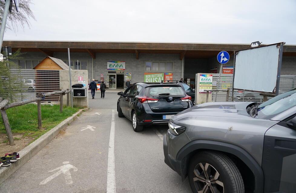 
	Auto in fila per entrare nel centro di raccolta di via Cattaneo (Foto Stick)

