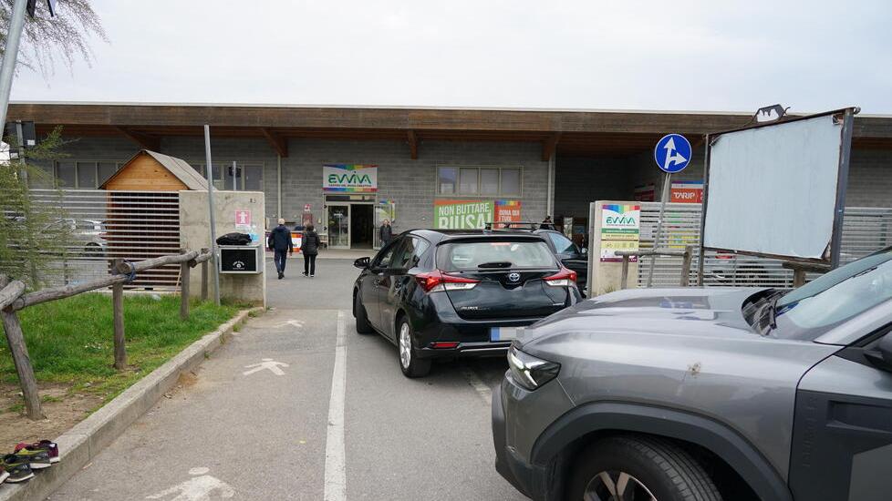 Auto in fila per entrare nel centro di raccolta di via Cattaneo (Foto Stick)