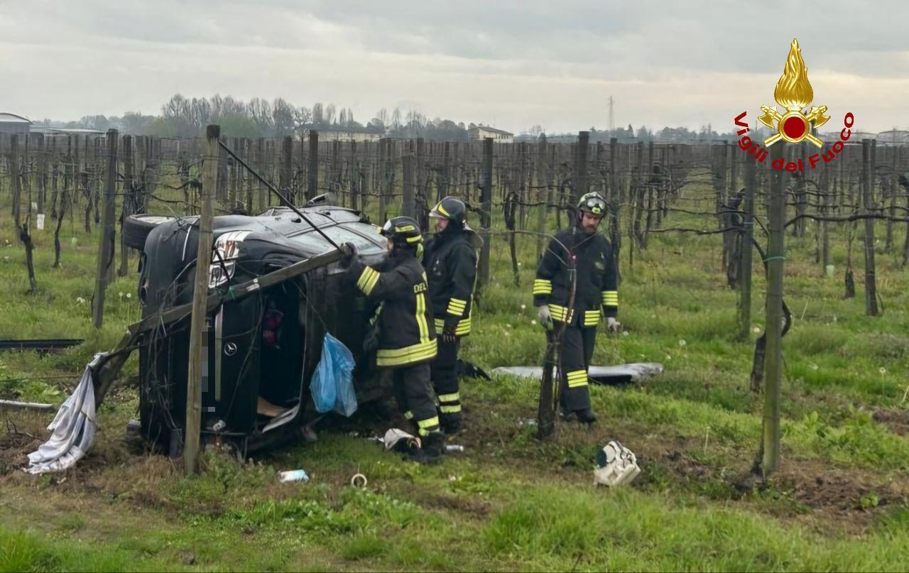 Auto fuori strada a Fontana di Rubiera: una persona ferita
