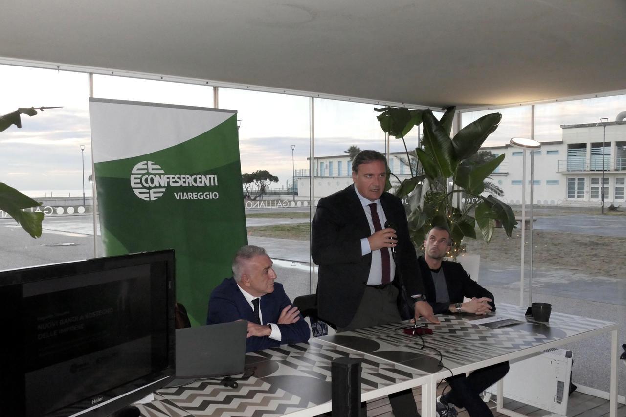 
	Leonardo Marras (al centro) a destra Francesco Giannerini, presidente di Confesercenti Versilia; a sinistra Emilio Quattrocchi&nbsp;

