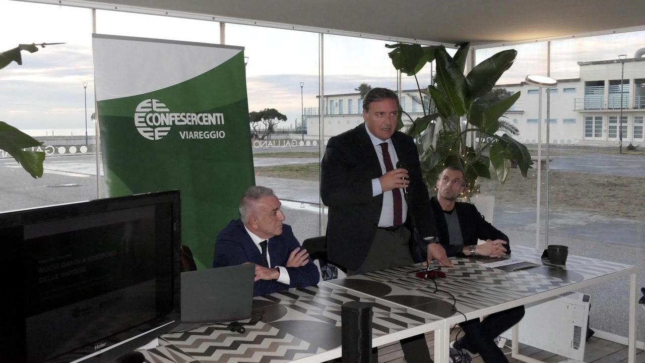 Leonardo Marras (al centro) a destra Francesco Giannerini, presidente di Confesercenti Versilia; a sinistra Emilio Quattrocchi 