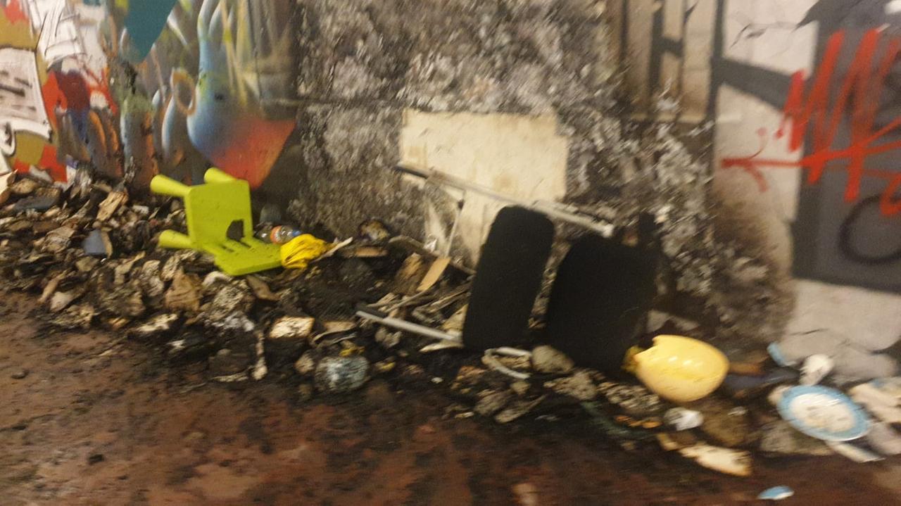 Firenze, incendiata la libreria di Marco nel sottopasso delle Cure: «Ecco cosa creano le misure securitarie» – Video