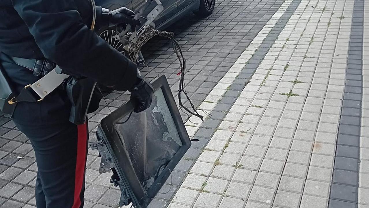 Capannori, fallisce l’assalto al bancomat