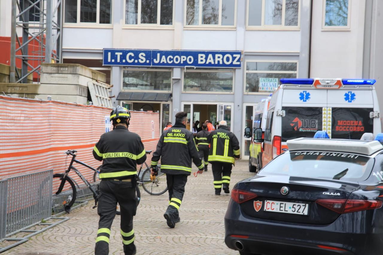 
	Carabinieri e 118 al Barozzi

