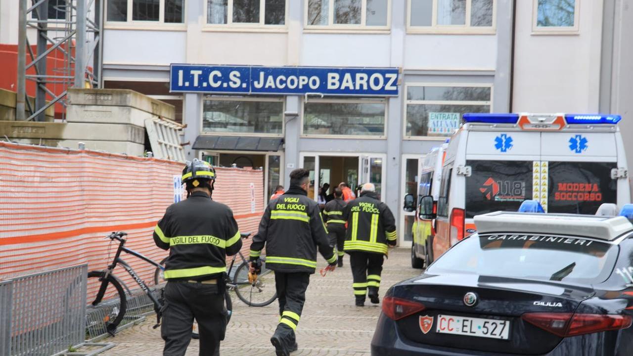 Carabinieri e 118 al Barozzi