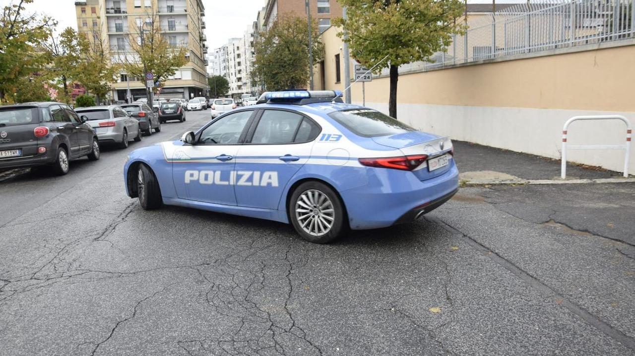Una volante della polizia di Stato (foto d'archivio)