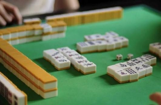 Prato, scoperta una bisca clandestina a Chinatown: 13 denunciati