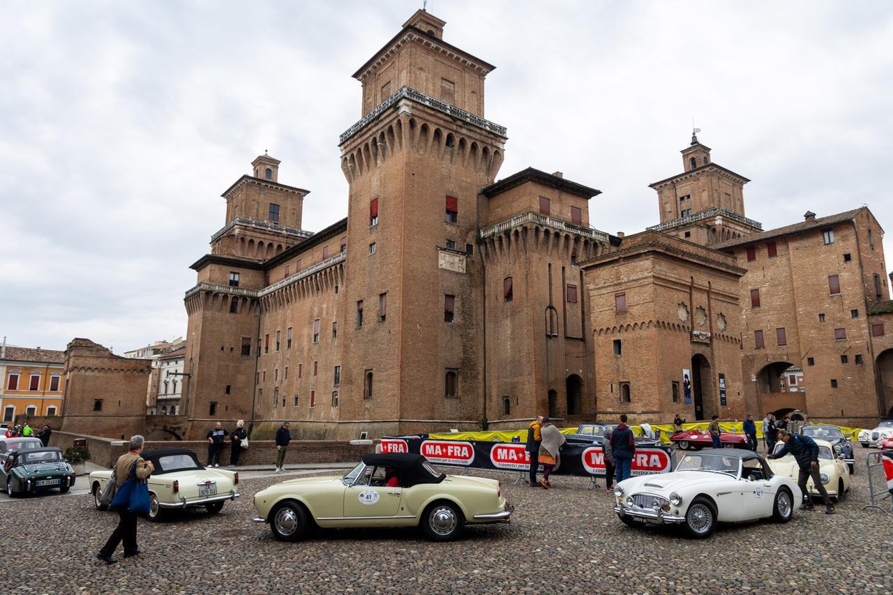 Bugatti, Porsche e Jaguar in piazza a Ferrara. Via alla “Valli e Nebbie” 2025