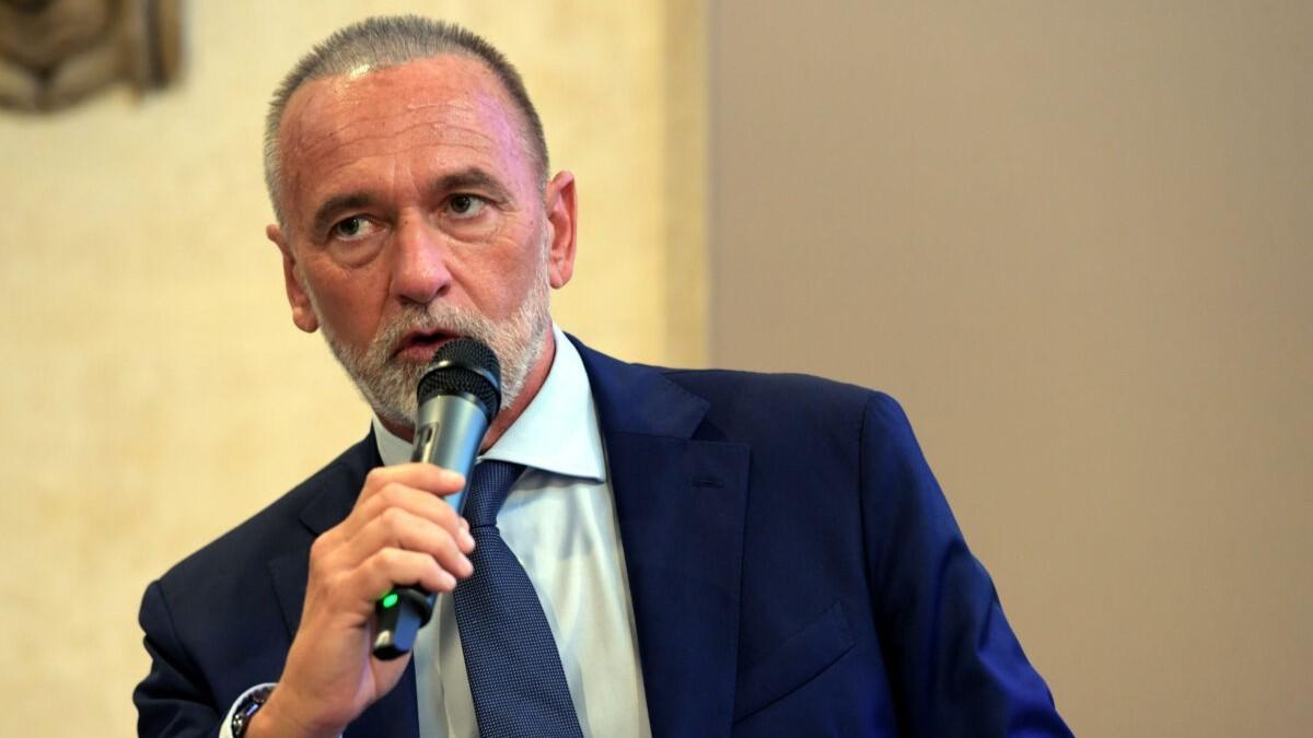 Cappellacci: «Inaccettabili quelle scritte, solidarietà e sostegno a Giorgia Meloni»