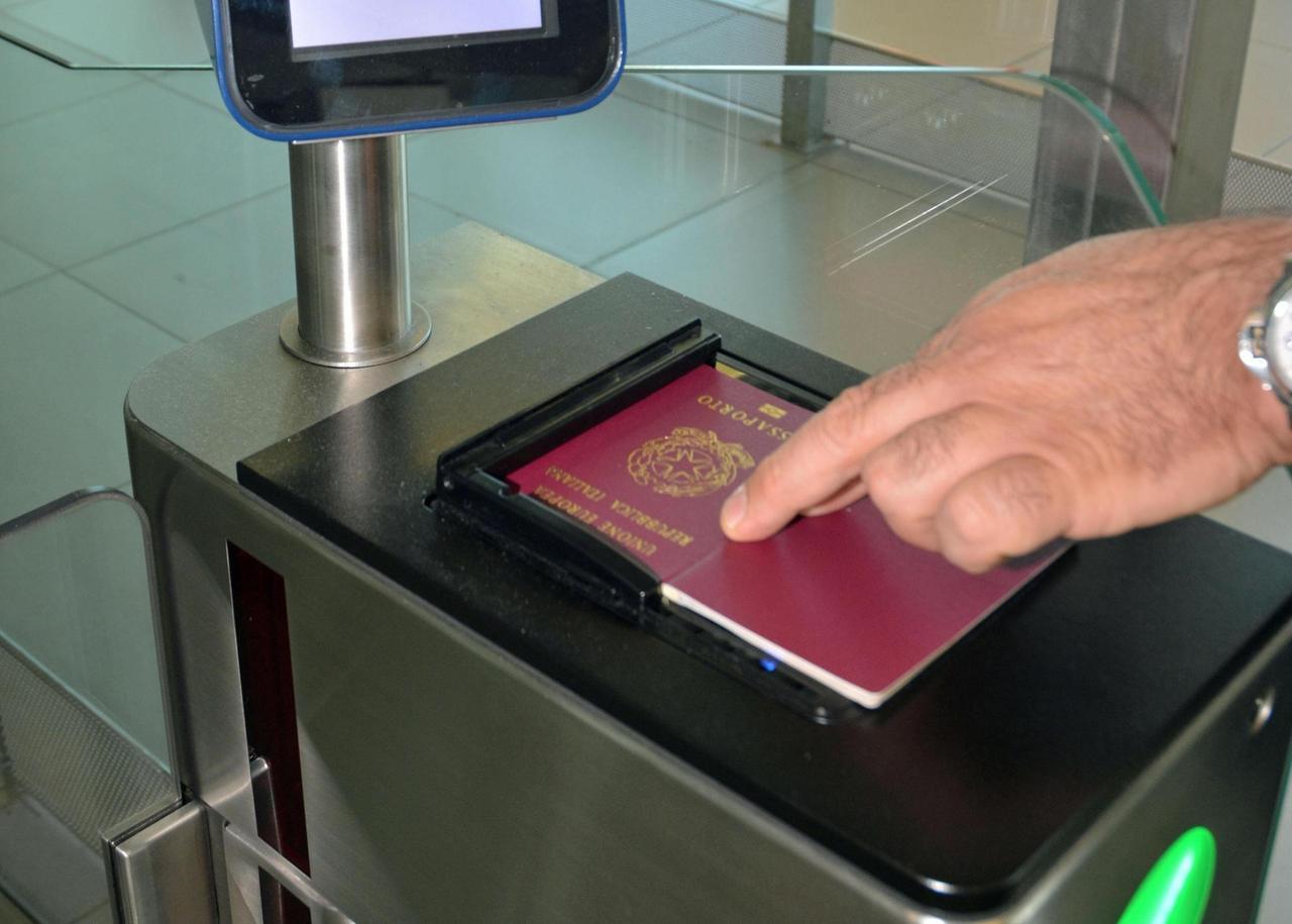 Passaporti, non più rinnovabili alla scadenza: le nuove regole. Novità anche per la carta d’identità