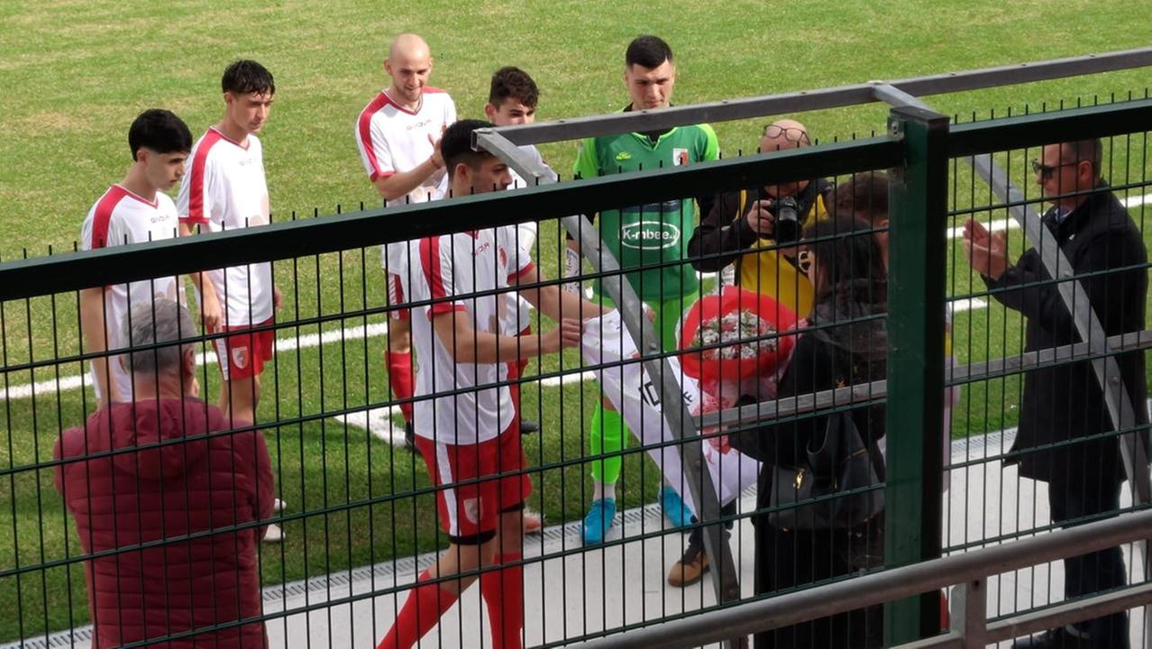 Un minuto di silenzio e un mazzo di fiori prima della partita per salutare il medico morto