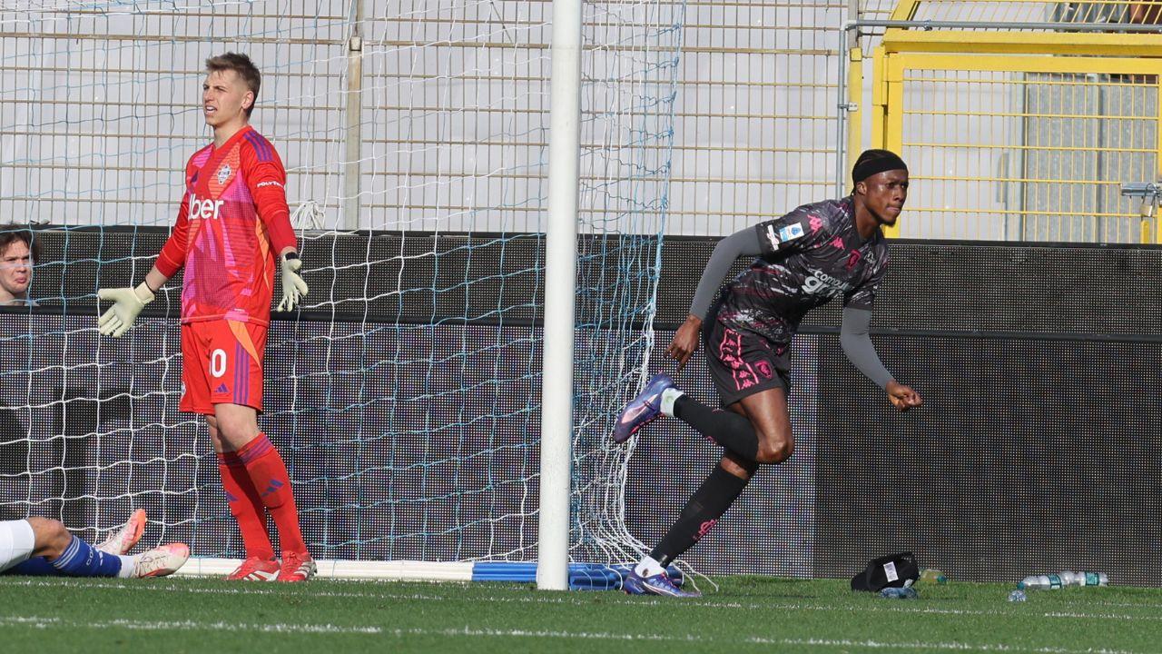 Kouamè esulta dopo il gol al Como