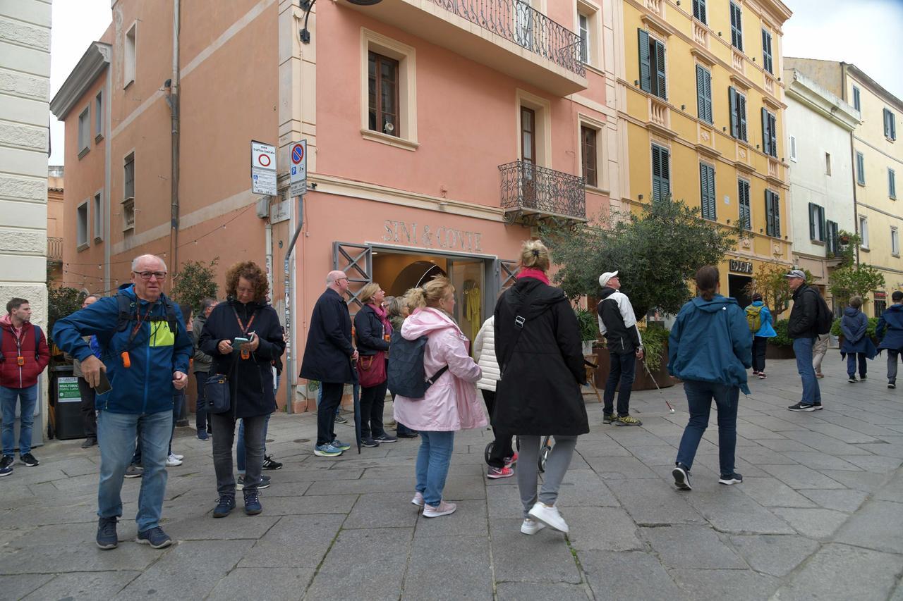 Olbia, nel centro storico i primi crocieristi del 2025