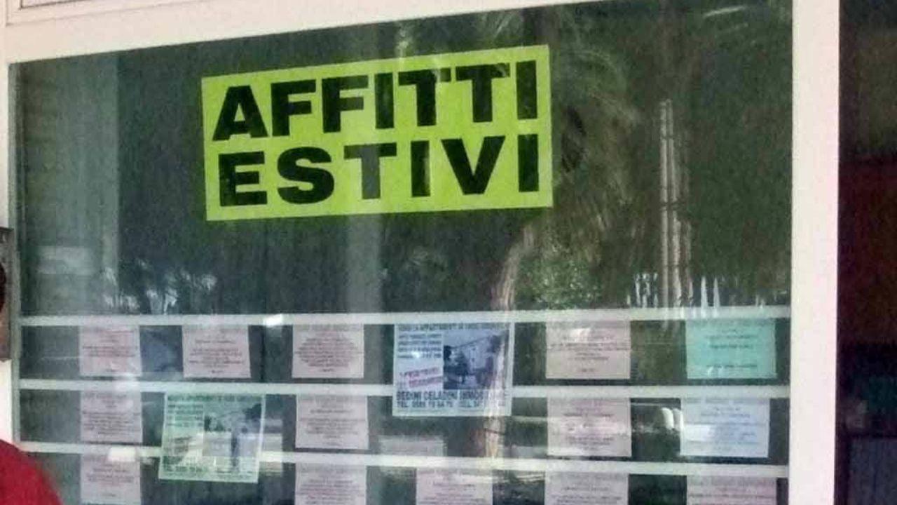 La vetrina di un’agenzia immobiliare in una foto d’archivio