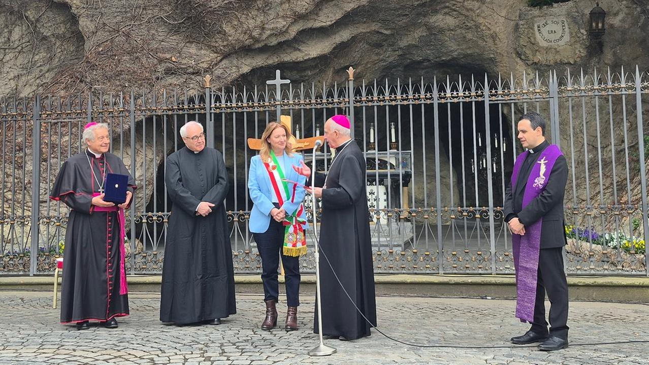 Il vescovo Nerbini e la sindaca Bugetti con monsignor Fisichella