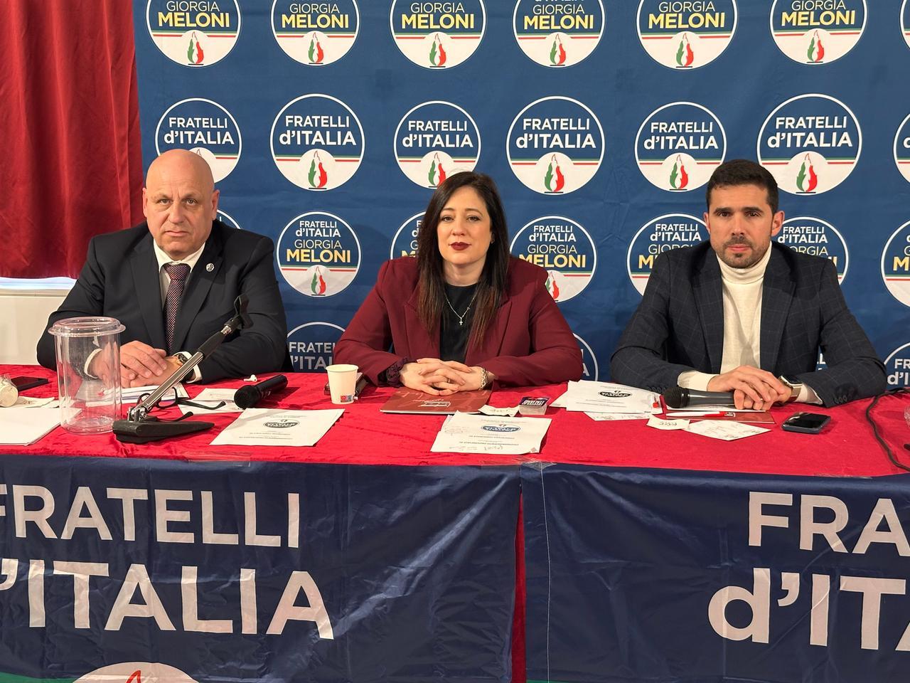 
	Rocco Rizzo (a sinistra) insieme alla deputata Chiara La Porta (al centro)

