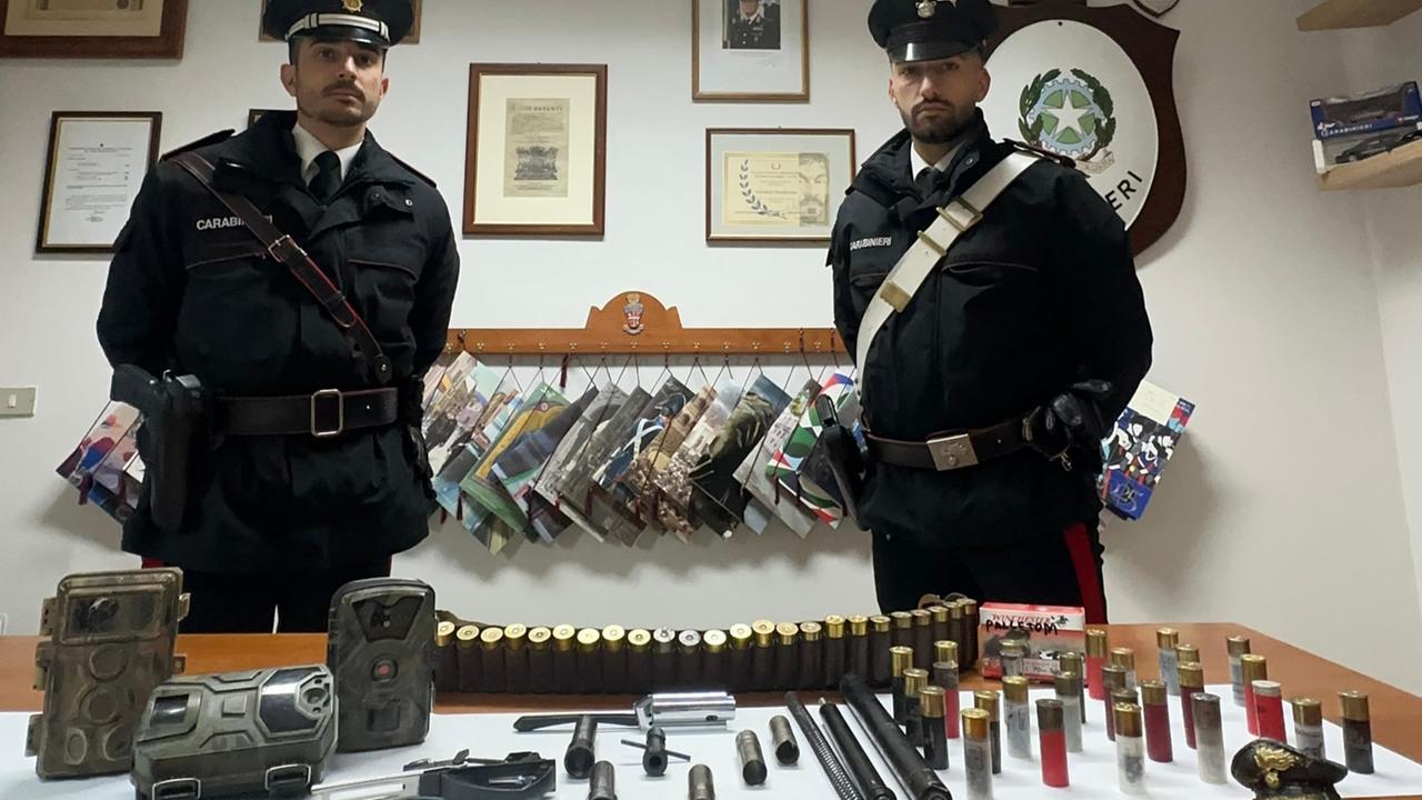Munizioni e un fucile smontato nascosti nell’ovile: arrestato un pastore