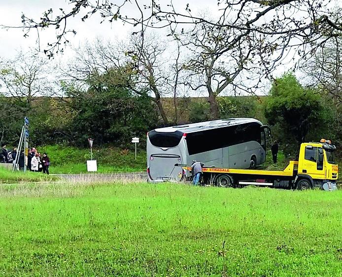 
	Il pullman rimasto incastrato

